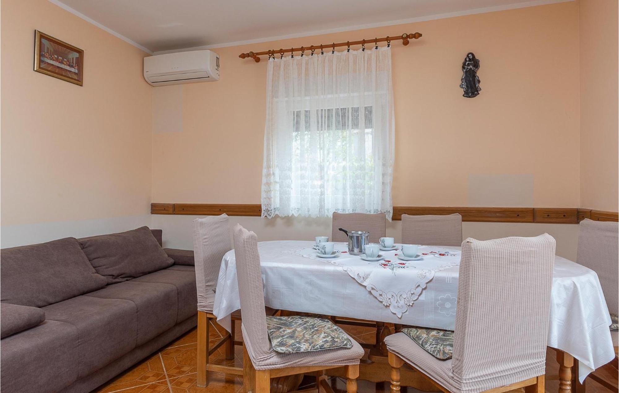 1 Bedroom Nice Apartment In Betiga Barbariga Εξωτερικό φωτογραφία